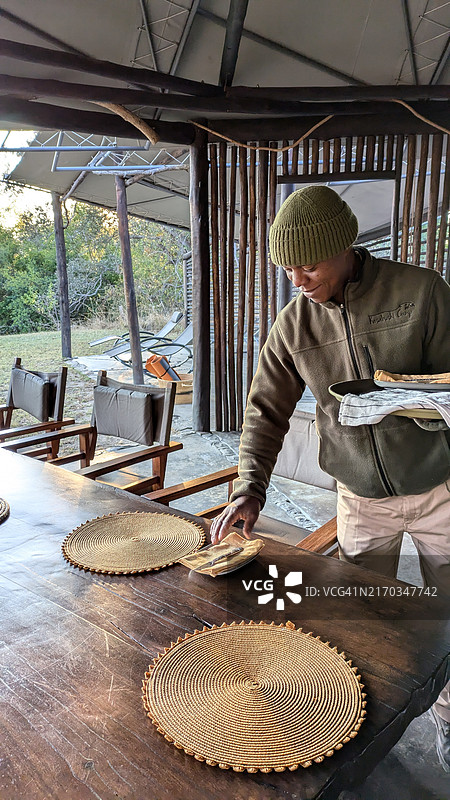 在自然环境中准备户外餐桌图片素材