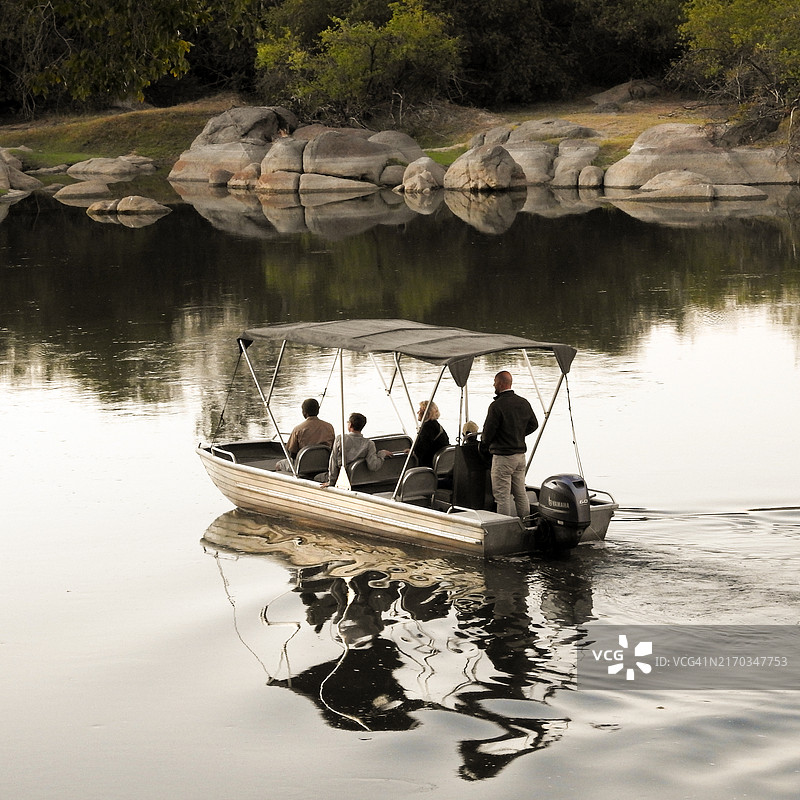 荒野中的风景游船之旅图片素材