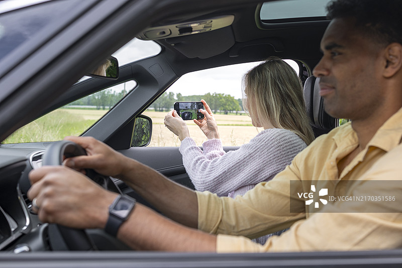 情侣公路旅行图片素材