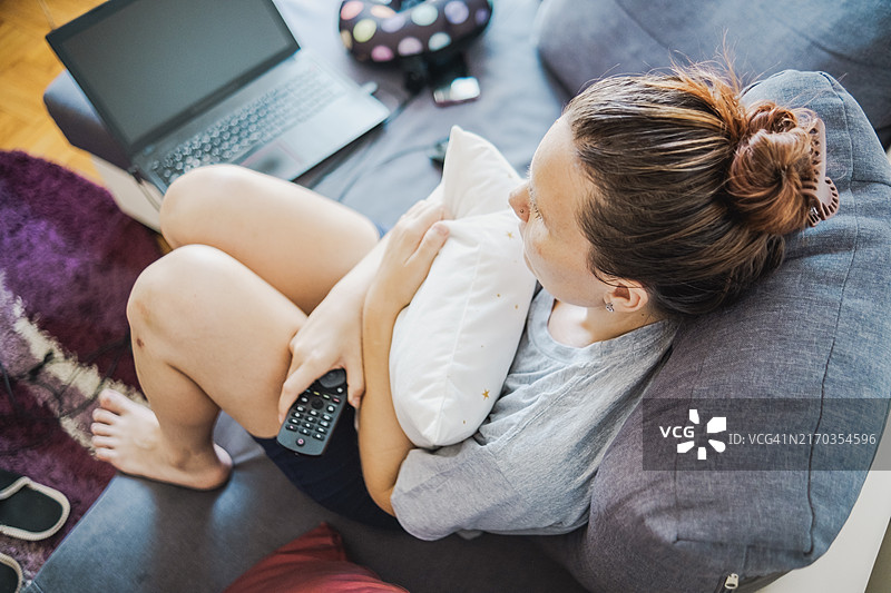 在鼻骨骨折恢复期间观看您最喜欢的电视节目图片素材