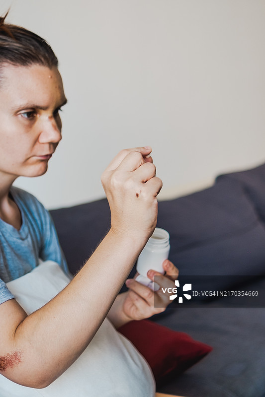 服用处方药缓解鼻骨骨折引起的头痛图片素材