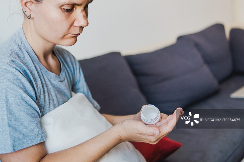 服用处方药缓解鼻骨骨折引起的头痛图片素材