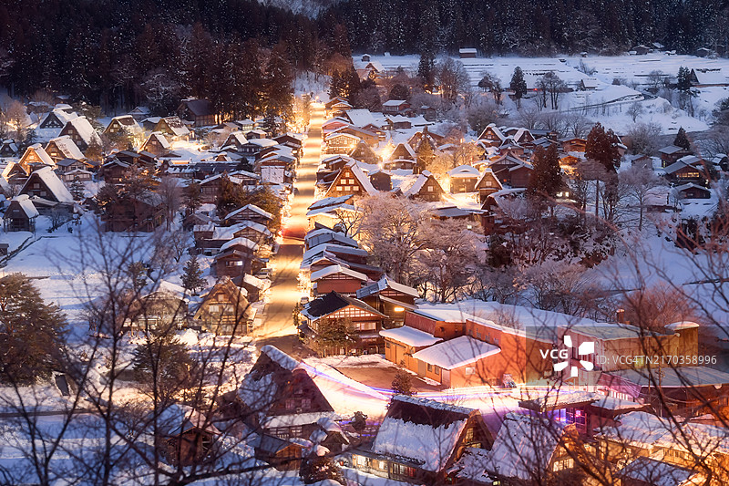 岐阜县中部白川乡亮灯雪景图片素材