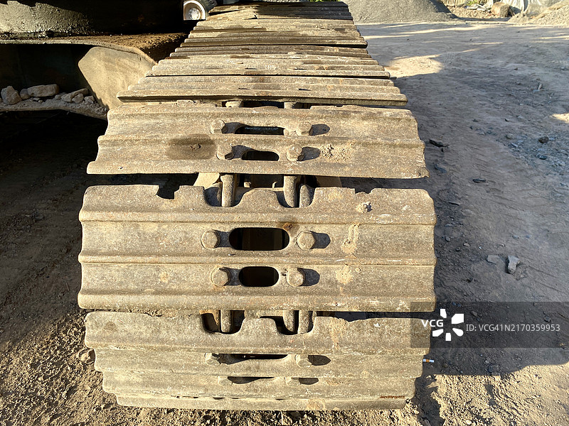 挖掘机车轮链条前部特写图片素材