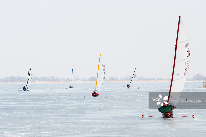 冰上游艇或冰上帆船在湖上图片素材