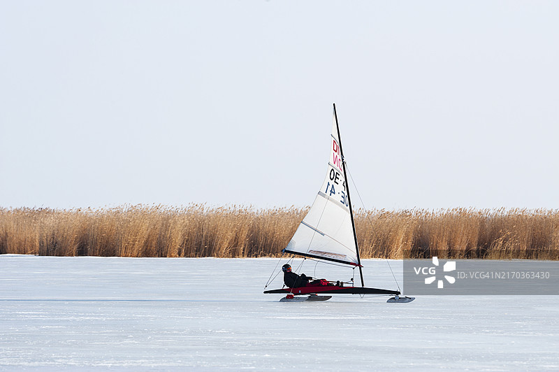 冰上游艇或冰上帆船在湖上图片素材