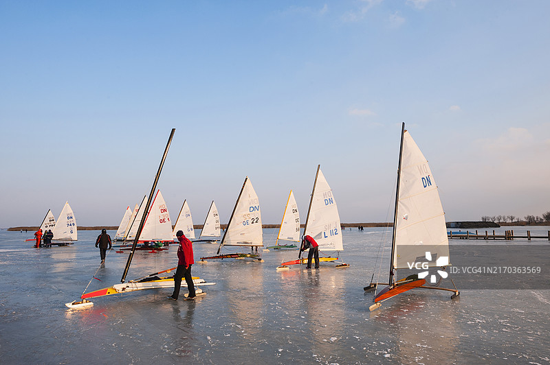 冰上游艇或冰上帆船在湖上图片素材