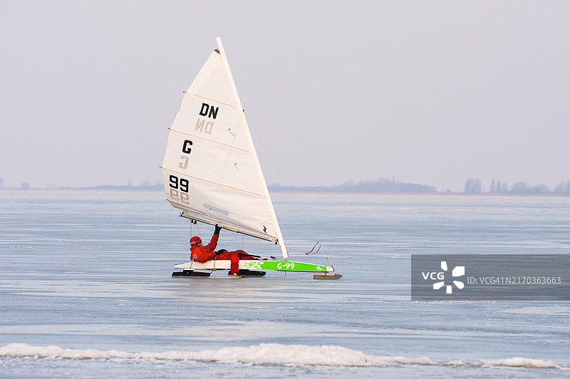 冰上游艇或冰上帆船在湖上图片素材