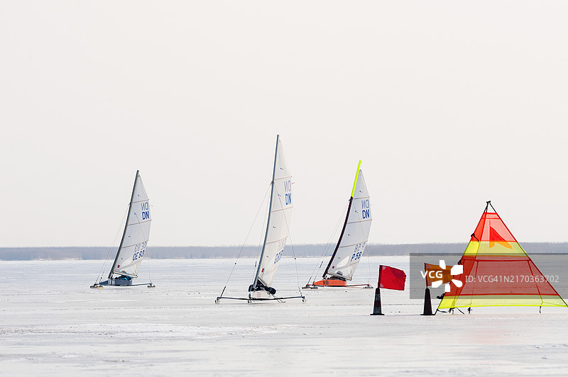 冰上游艇或冰上帆船在湖上图片素材