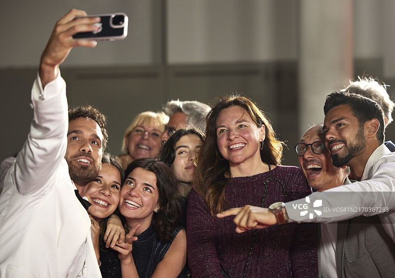在首映式上快乐的名人自拍图片素材