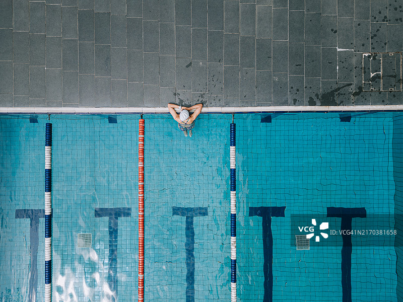 无人机视角：在泳池边休息的亚洲中国籍女游泳者图片素材