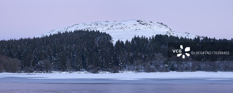 英国德文郡达特穆尔的伯拉特水库和绵羊丘图片素材