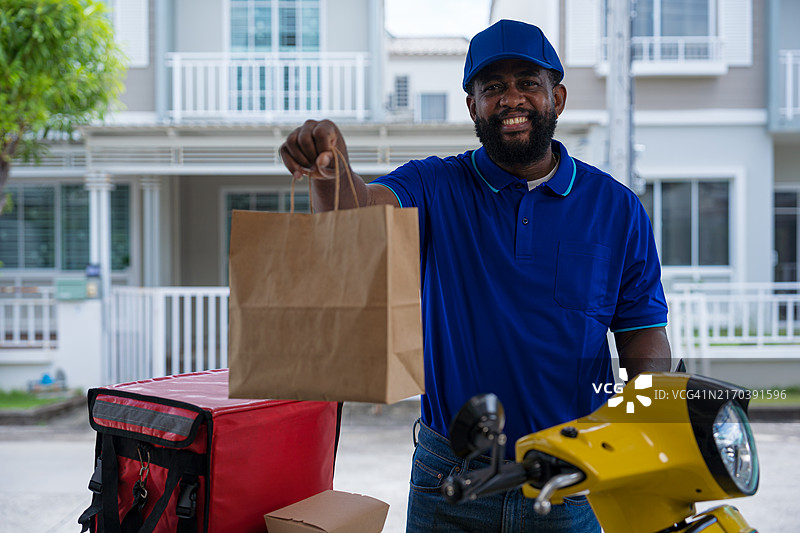 男人将外卖送到门口图片素材
