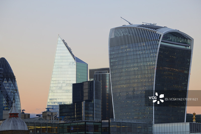 伦敦黄昏时分的城市天际线，英国伦敦图片素材