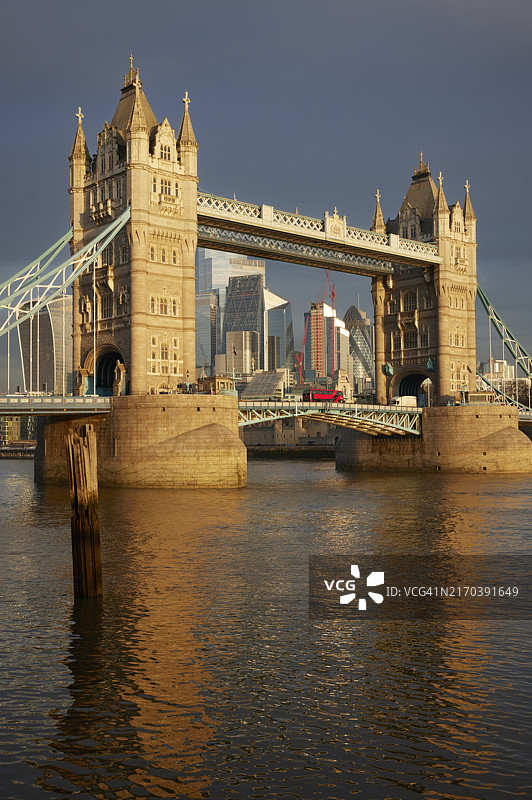 伦敦塔桥和晨光中的伦敦城市天际线，英格兰，英国图片素材