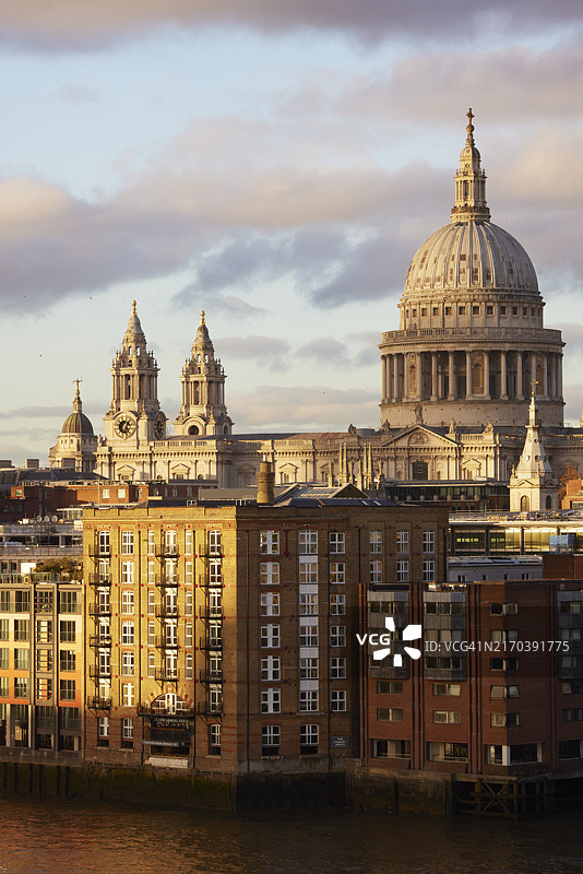 伦敦，英格兰，英国的泰晤士河上空的圣保罗大教堂在傍晚的光线下图片素材