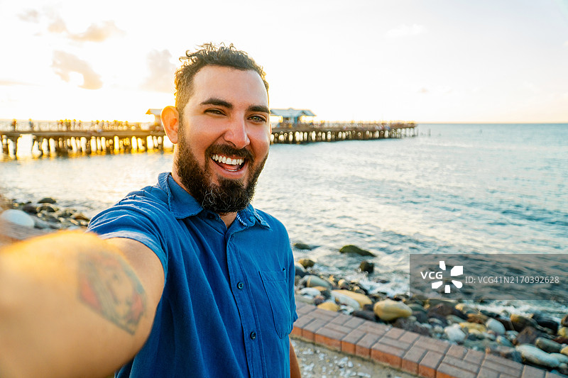 西班牙裔青年男子肖像图片素材