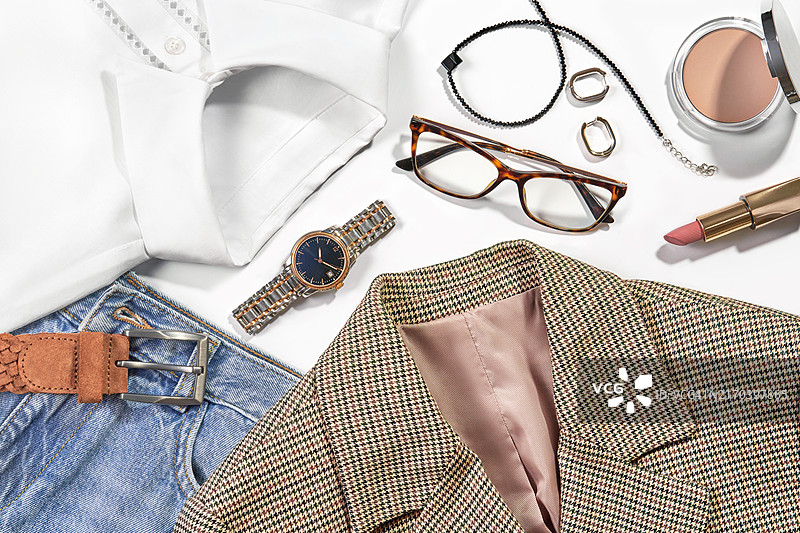 时尚系列合集：潮流时装、白色衬衫、蓝色牛仔裤、米绿色夹克和蓝米棕色系女士化妆品图片素材