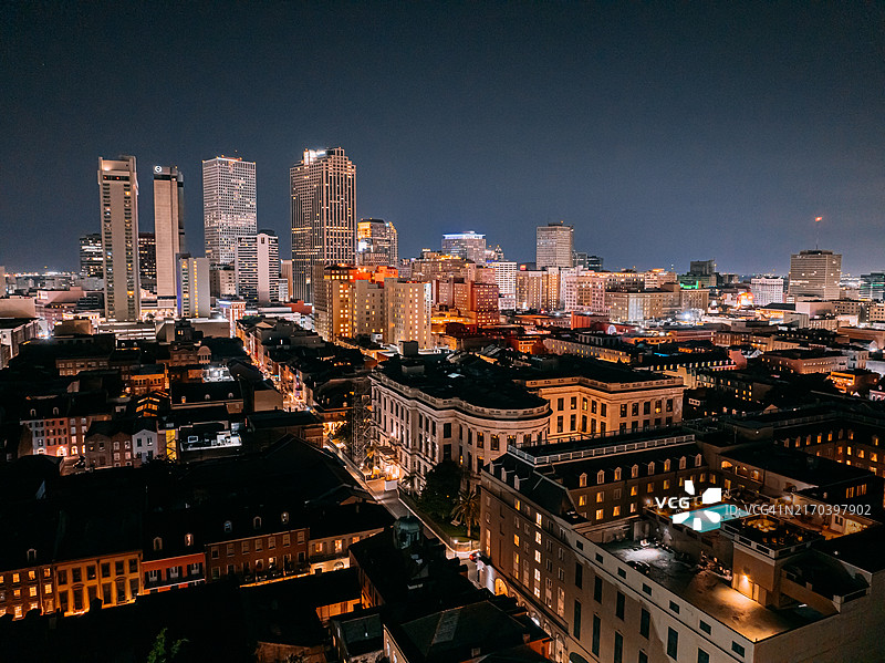新奥尔良酒店和商业区夜景航拍（查特斯街和圣路易斯街）图片素材