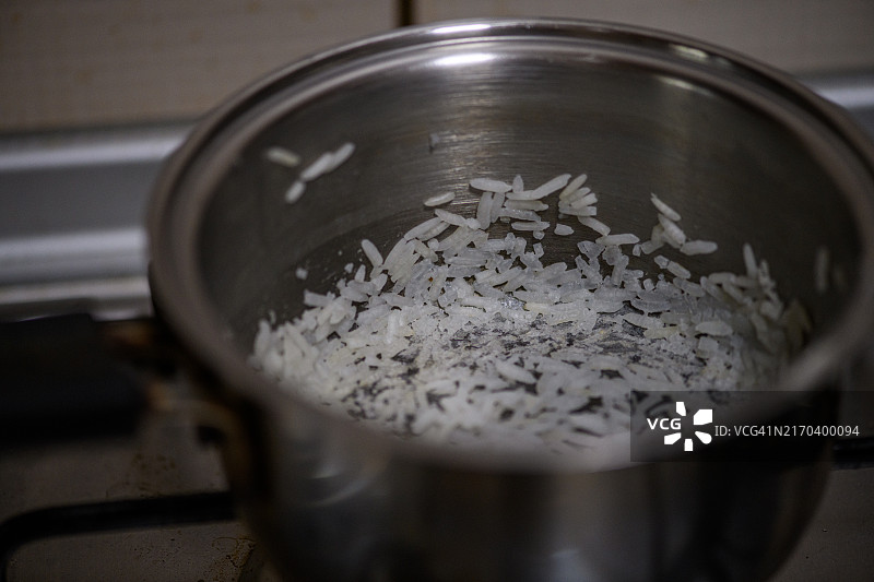 粘在空金属盘表面的白米粒图片素材