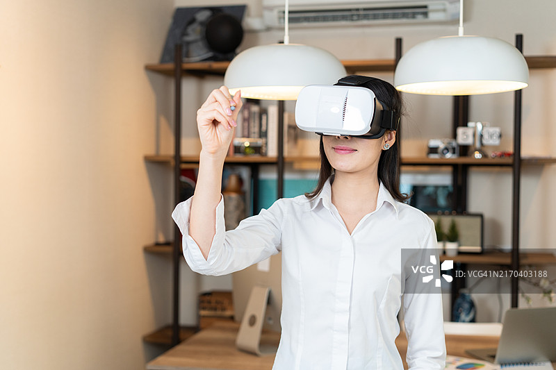 在现代办公室使用VR头显的女人图片素材