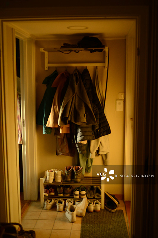 入口处的衣服和鞋子图片素材