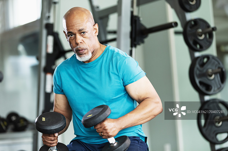 在健身房锻炼的年长非洲裔男人图片素材