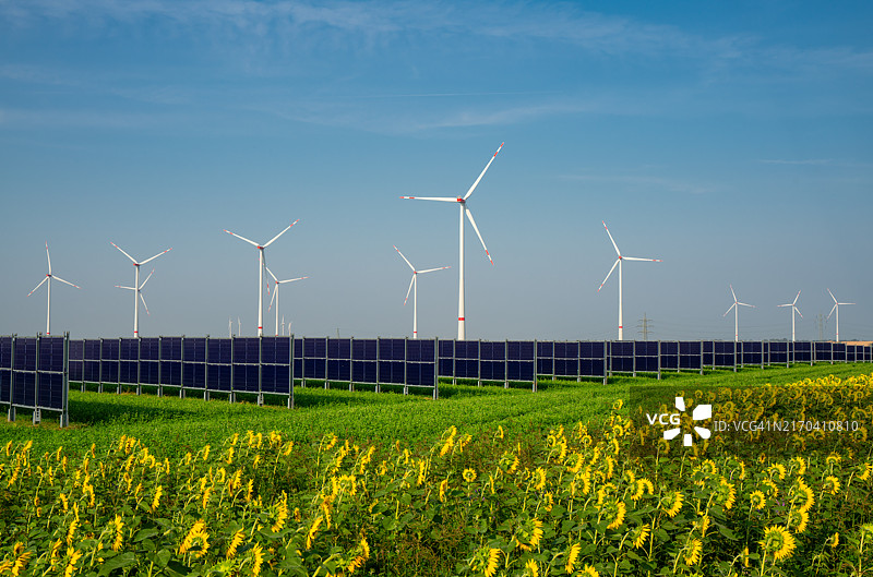 风力涡轮机、竖版太阳能电池板和向日葵图片素材