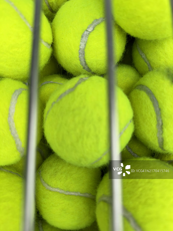 网球运输车上的网球细节，准备在球场上使用图片素材