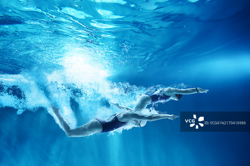 两名女性游泳者入水后的水下视角（隔离背景）图片素材