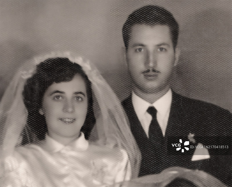 20世纪40年代末复古照片：年轻夫妇在婚礼当天拍摄的写真图片素材