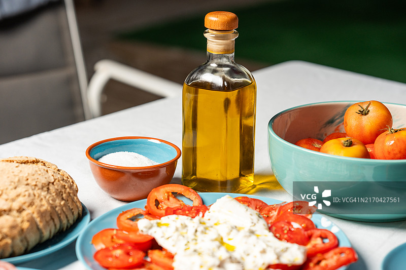 准备美味的地中海晚餐与新鲜食材图片素材