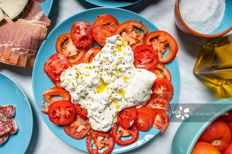 准备地中海晚餐：新鲜番茄和软奶酪图片素材