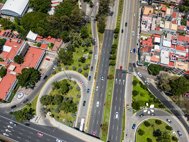墨西哥城南部，特拉尔潘路与楚鲁布斯科大道交汇的立交桥航拍视图图片素材