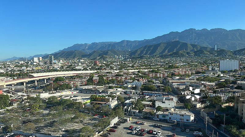 墨西哥新莱昂州蒙特雷市区及周围山脉的航拍全景图图片素材
