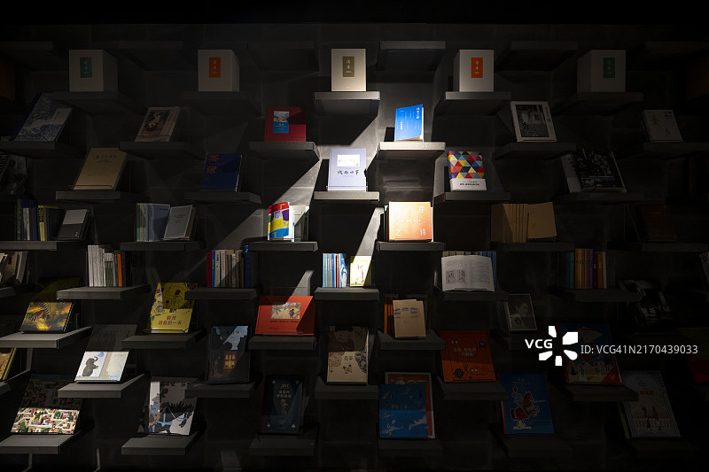 书店里整齐的书架图片素材