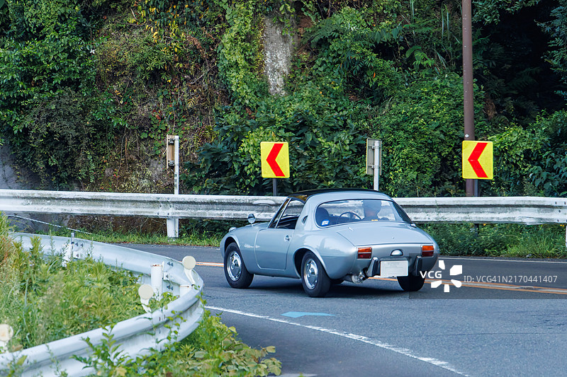 罕见而珍贵的经典跑车在山坡上疾驰，丰田Sport 800图片素材