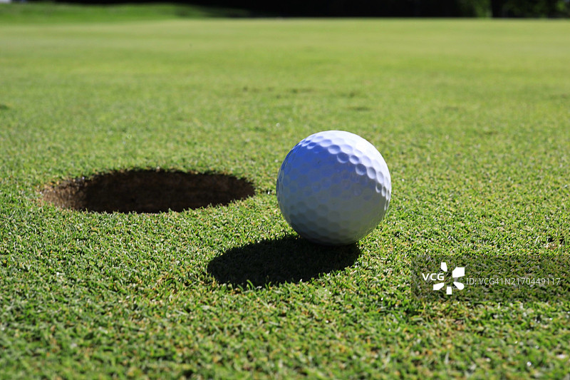 高尔夫球中的Gimme推杆图片素材