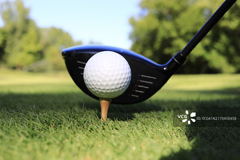司机挥动高尔夫球杆图片素材