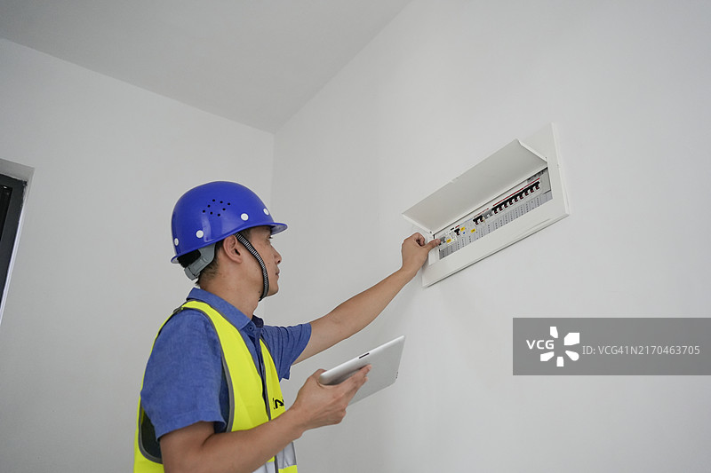 工程师正在检查空气开关图片素材