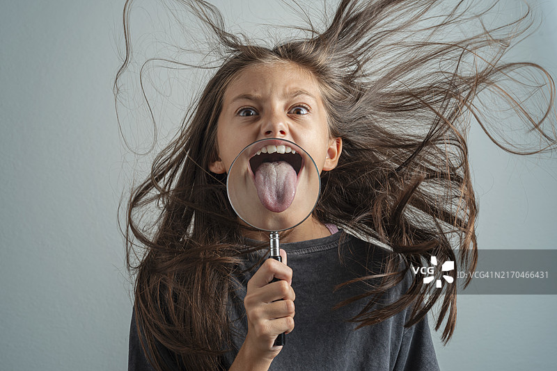 玩放大镜的少女图片素材