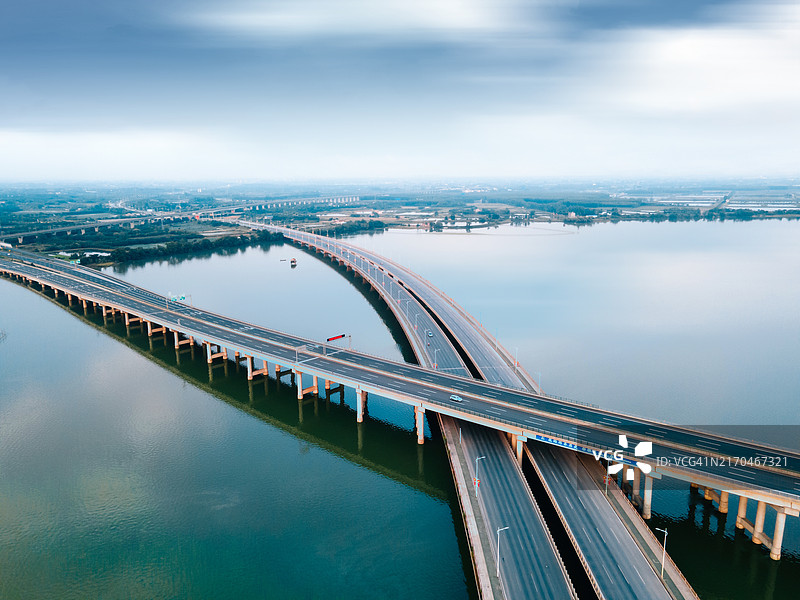 乡村湖泊上的高架桥图片素材