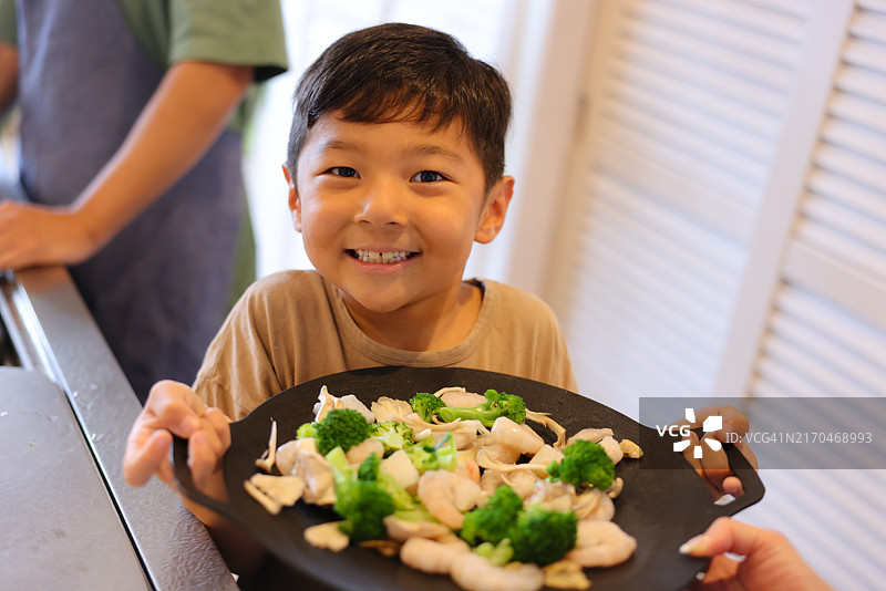 孩子微笑着拿着餐盘图片素材