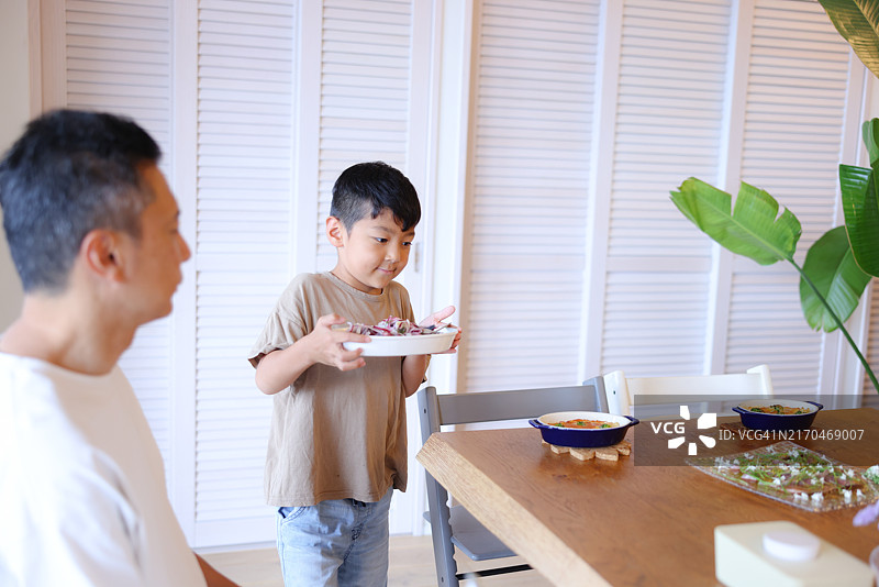 孩子帮助准备餐食图片素材
