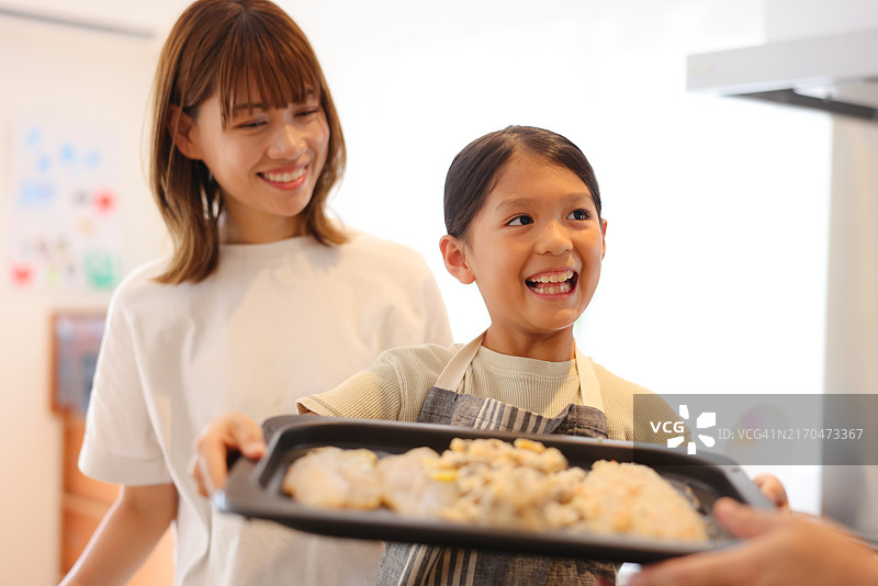 孩子帮助烹饪或准备餐点图片素材