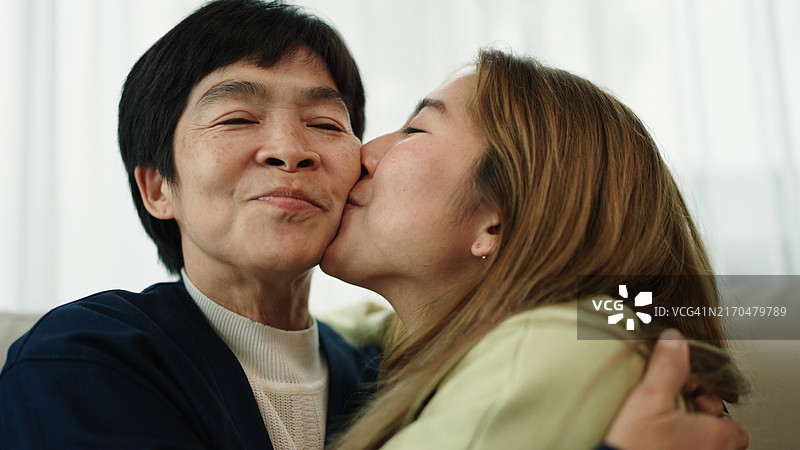 母女拥抱亲吻图片素材