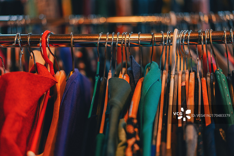 复古商店里的复古服装货架图片素材