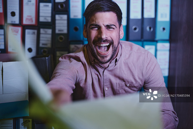 在办公室里尖叫的愤怒的男企业家图片素材