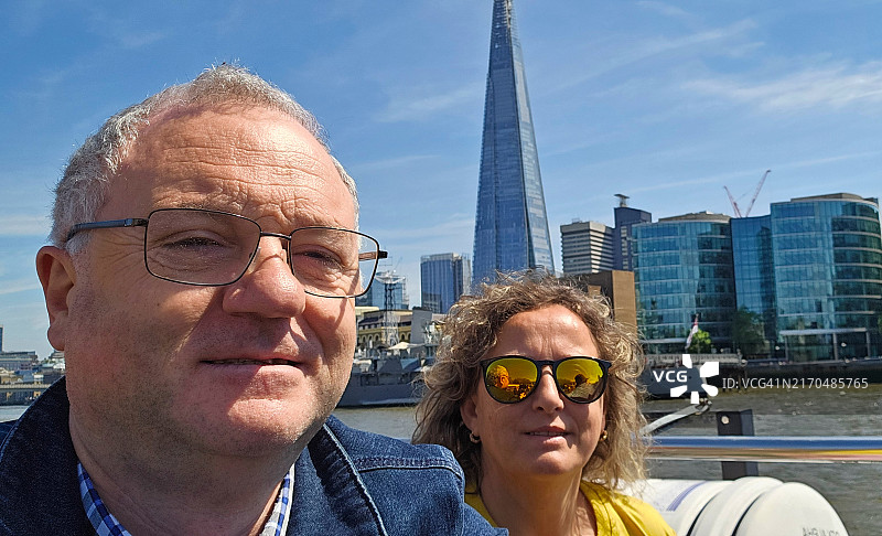 快乐的游客情侣享受浪漫的巡游图片素材