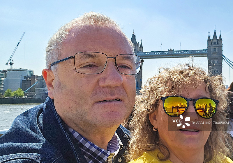 快乐的游客情侣享受浪漫的巡游图片素材